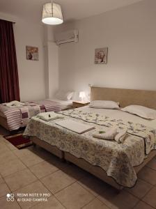 Un pat sau paturi într-o cameră la Sofias Hotel