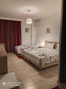 Una cama o camas en una habitación de Sofias Hotel 8 fotos más