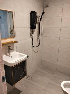 y baño con ducha y lavamanos. en Homestay Melaka at Mahkota Hotel - unit 3093 - FREE Wifi & Parking en Melaka