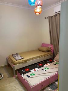 - une chambre avec 2 lits dans l'établissement Telal Ain Sokhna Villa, à Ain Sokhna
