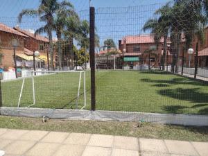 een voetbalveld met een net in een park bij Apartamento Morada das Petúnias in Capão da Canoa