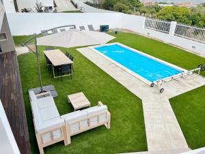 an overhead view of a swimming pool with chairs and an umbrella at Villa Aurora in Salir de Porto