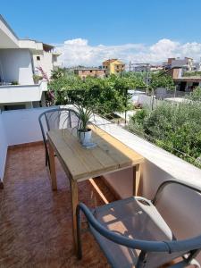 GUEST HOUSE VILA ELEZI的阳台或露台