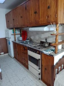 uma cozinha com um fogão e um frigorífico em Leticia y Fabián em Gualeguaychú