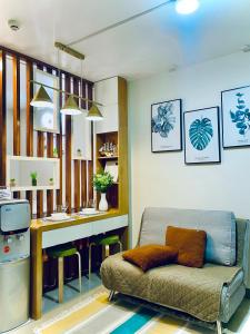 salon z kanapą i biurkiem w obiekcie J&J Residences, Complete Accommodation with a View w mieście Mactan