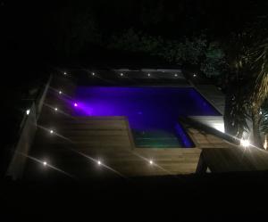 Bazén v ubytovaní Bas de villa avec piscine, 5km de la plage alebo v jeho blízkosti