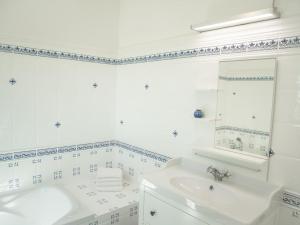 Un baño blanco con lavabo y espejo. en Villa de Montaigu, en Montaigu-de-Quercy 38 fotos más