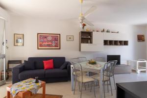 ein Wohnzimmer mit einem Sofa und einem Tisch in der Unterkunft La casa di Ulisse in Ispica