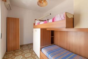 1 Schlafzimmer mit 2 Etagenbetten und einem Schrank in der Unterkunft La casa di Ulisse in Ispica