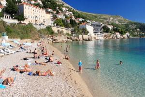 eine Gruppe von Menschen an einem Strand im Wasser in der Unterkunft Apartments with WiFi Dubrovnik - 4681 in Dubrovnik