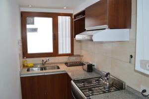 Kitchen o kitchenette sa Apartamentos Cardinal Bariloche