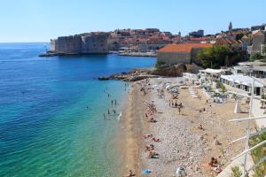 un grupo de personas en una playa en el agua en Rooms with WiFi Dubrovnik - 4693, en Dubrovnik