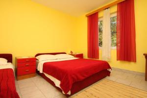 Postel nebo postele na pokoji v ubytování Apartments by the sea Starigrad, Paklenica - 6623