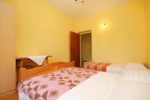 Postel nebo postele na pokoji v ubytování Apartments by the sea Starigrad, Paklenica - 6623