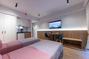 A&N Athens Luxury Apartments - Akadimou的电视和/或娱乐中心