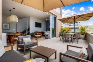 - un salon décloisonné avec une terrasse dotée de tables et de chaises dans l'établissement Nayar Tortugas 31, à Puerto Vallarta