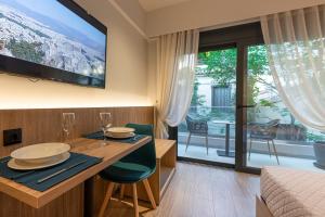 A&N Athens Luxury Apartments - Akadimou的电视和/或娱乐中心