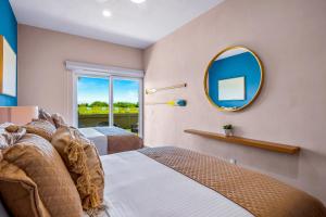 une chambre avec deux lits et un miroir dans l'établissement Nayar Tortugas 31, à Puerto Vallarta 43 autres photos