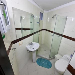 La salle de bains est pourvue d'une douche, d'un lavabo et de toilettes. dans l'établissement Apartamento en Santa Marta Brisa Marina 8 by reservastodo, à Santa Marta