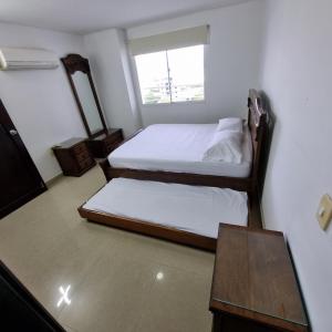- une chambre avec 2 lits, une table et une fenêtre dans l'établissement Apartamento en Santa Marta Brisa Marina 8 by reservastodo, à Santa Marta