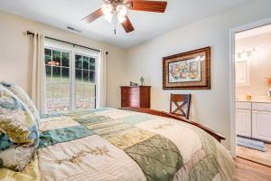 Un dormitorio con una cama y un ventilador de techo. en Banner Elk Escape, en Banner Elk
