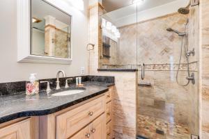un baño con lavabo y ducha en Banner Elk Escape, en Banner Elk 34 fotos más