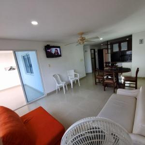 - un salon avec un canapé et une salle à manger dans l'établissement Apartamento en Santa Marta Brisa Marina 8 by reservastodo, à Santa Marta