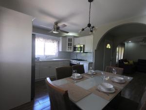 jadalnia i kuchnia ze stołem i krzesłami w obiekcie Single-Family Home With Gated Tropical Yard w mieście Roatán
