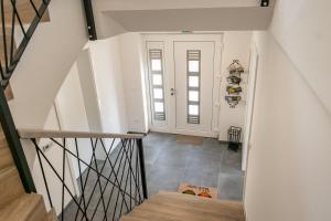 pasillo con escalera y puerta en Prima Countryside Apartments en Žirovnica
