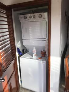 un frigorifero bianco in una cucina con piano cottura di La Cortesana in Las Terrenas a Las Terrenas