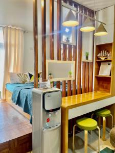 Pokój z łóżkiem i stołem z telewizorem w obiekcie J&J Residences, Complete Accommodation with a View w mieście Mactan