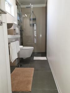 y baño con bañera, lavamanos y ducha. en Apartments with a parking space Valbandon, Fazana - 7296, en Štinjan