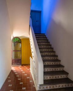 Una escalera en una casa con una puerta azul en Coliving Chingon en Guadalajara