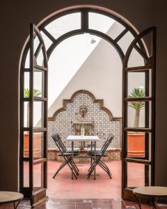 une voûte avec des chaises et une table dans la chambre dans l'établissement Coliving Chingon, à Guadalajara