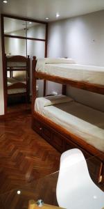Cette chambre comprend 4 lits superposés et un miroir. dans l'établissement Hermoso departamento a 30 metros de paseo Balcarce, à Salta