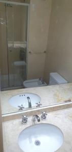 La salle de bains est pourvue d'un lavabo et d'un miroir. dans l'établissement Hermoso departamento a 30 metros de paseo Balcarce, à Salta