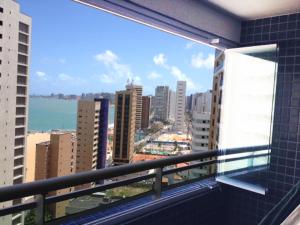 uma varanda com vista para o horizonte da cidade em Apartamento Em Fortaleza De Frente Para O Mar em Fortaleza