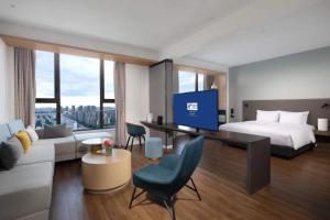 מיטה או מיטות בחדר ב-Holiday Inn Express - Wuhan Optical Valley, an IHG Hotel