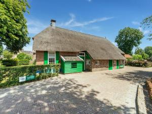 un grand bâtiment en briques avec un toit en gazon dans l'établissement Farmhouse in Staphorst with sauna, à Rouveen