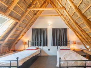 เตียงในห้องที่ Farmhouse in Staphorst with sauna
