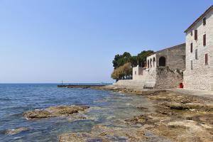 un edificio accanto a un corpo idrico di Seaside holiday house Novigrad - 3365 a Novigrad Istria