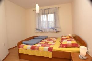 Posteľ alebo postele v izbe v ubytovaní Apartments and rooms by the sea Jakisnica, Pag - 4160