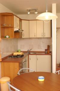 Kuchyňa alebo kuchynka v ubytovaní Apartments and rooms by the sea Jakisnica, Pag - 4160