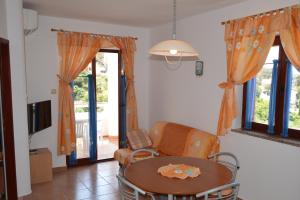 un soggiorno con tavolo e sedia di Apartments and rooms by the sea Jakisnica, Pag - 4160 a Lun