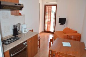 Kuchyňa alebo kuchynka v ubytovaní Apartments and rooms by the sea Jakisnica, Pag - 4160