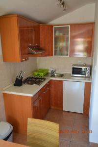 Kuchyňa alebo kuchynka v ubytovaní Apartments and rooms by the sea Jakisnica, Pag - 4160
