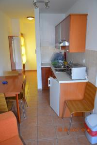 Kuchyňa alebo kuchynka v ubytovaní Apartments and rooms by the sea Jakisnica, Pag - 4160