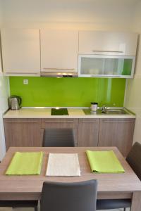 Kuchyňa alebo kuchynka v ubytovaní Apartments and rooms by the sea Jakisnica, Pag - 4160