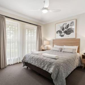 1 dormitorio con cama y ventana grande en Melview Greens en Orange