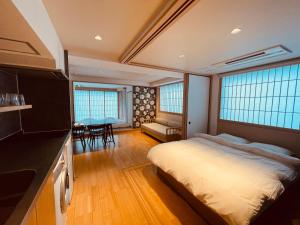 Postel nebo postele na pokoji v ubytování Nplus Tokyo Akihabara Premium
